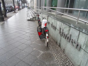in Berlin, Sattel wird durch Plastiktüte geschützt