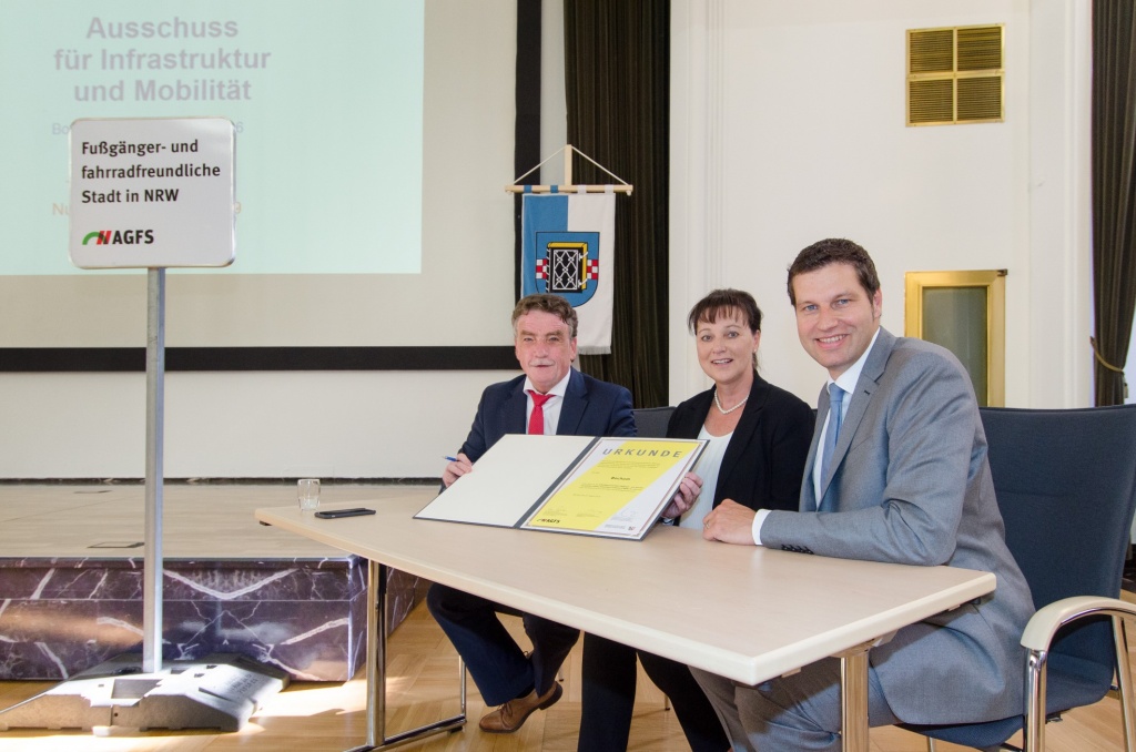 NRW-Verkehrsminister Michael Groschek, AGFS-Vorstand Christine Fuchs und Oberbürgermeister Thomas Eiskirch unterzeichnen die AGFS-Mitgliedschaftsurkunde. (Foto: Lutz Leitmann / Stadt Bochum)