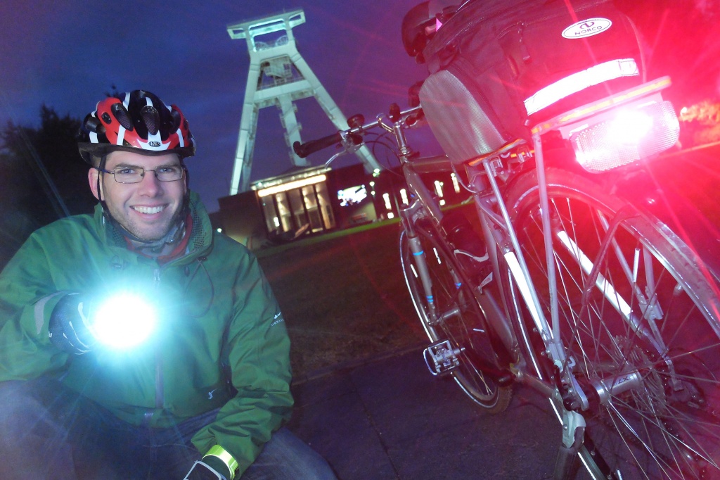 Bochums Radverkehrsbeauftragter Matthias Olschowy mit Sicherheitsbeleuchtung am Fahrrad vor dem Deutschen Bergbau-Museum, (Foto: Lutz Leitmann/Stadt Bochum, Referat für Kommunikation)