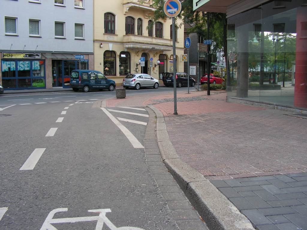 Die Aufleitung auf den ehemaligen Radweg am Biesenkamp, gesehen aus der Dortmunder Straße. Sperrfläche und Zeichen 239 ("Gehweg"), aber noch längst nicht alle Möglichkeiten zum Unterbinden des Gehwegradelns wurden ausgeschöpft.