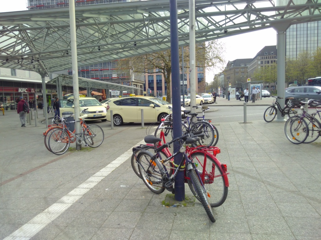 Widerrechtlich abgestellte Fahrräder am Hauptbahnhof Dortmund