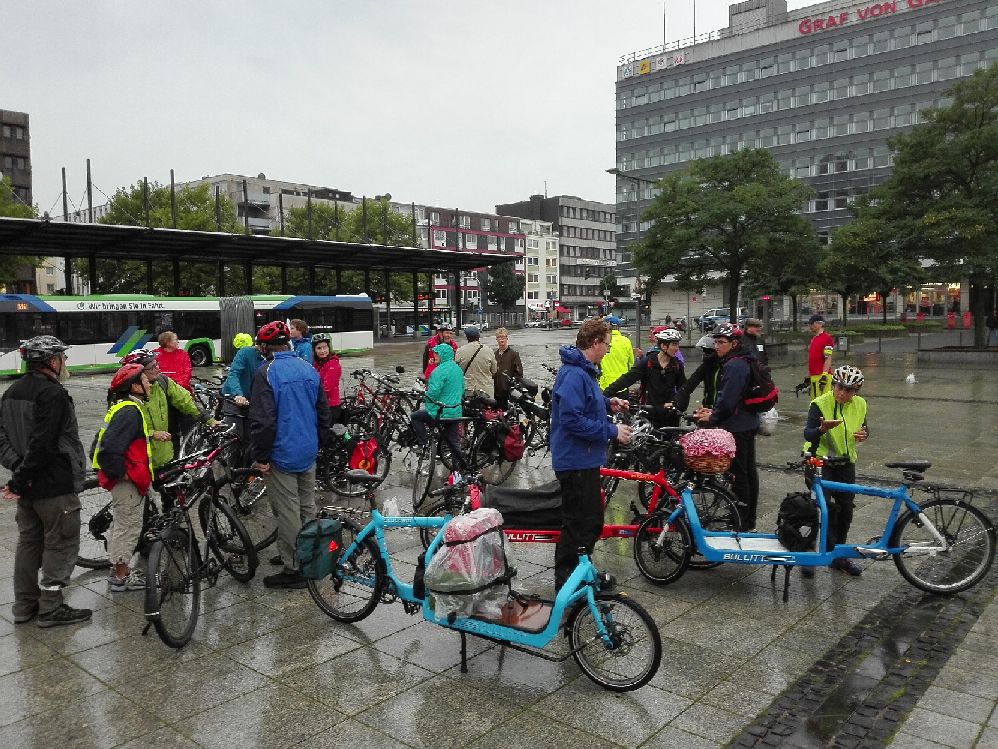 Die CM sammelt sich vor dem Hauptbahnhof