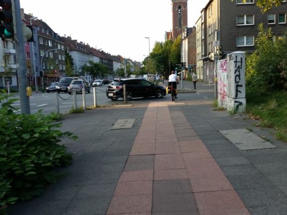 fahrrad auf radweg in auto gefahren sichtlinie