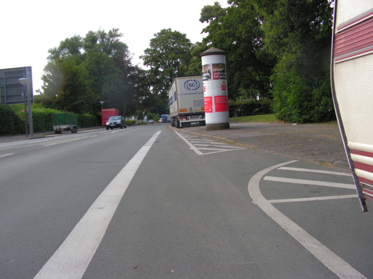 fahrrad auf radweg in auto gefahren sichtlinie