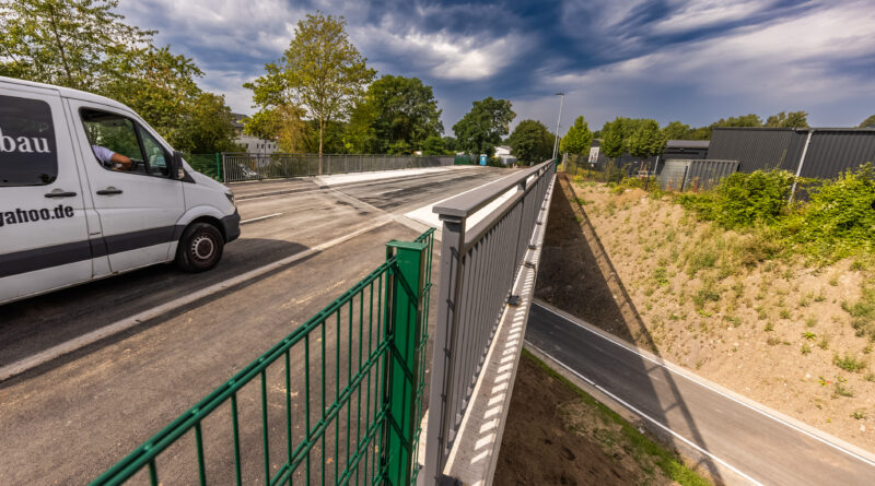 Der Fotostandpunkt ist rechts außerhalb der Brücke. Man sieht das Brückengeländer, links ist die Spitze eines Lieferwagens auf der Brücke zu sehen