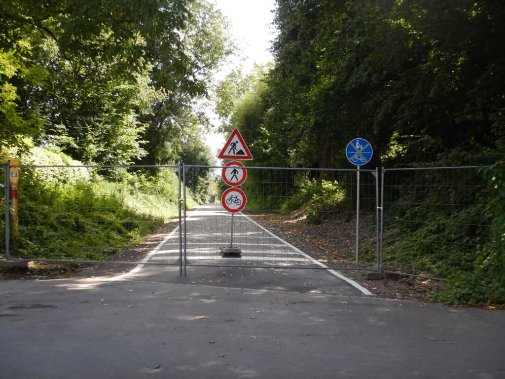 Bauzaun hinter dem Verkehrszeichen stehen