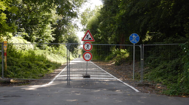 Bauzaun hinter dem Verkehrszeichen stehen