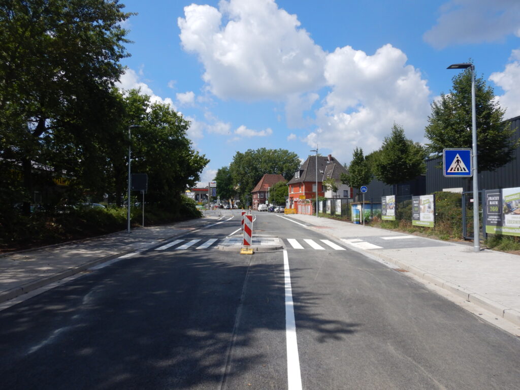 Fußgängerüberweg mit Mittelinsel