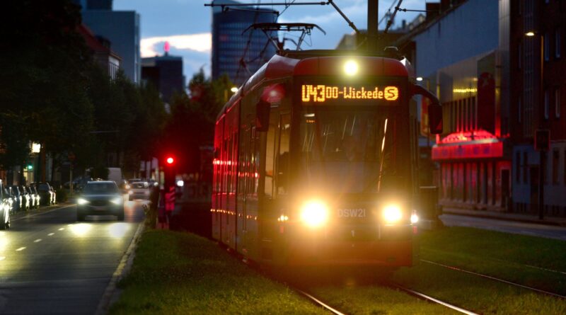 Stadtbahnwagen mit Ziel Do-Wickede S der Linie U43 in der Dämmerung