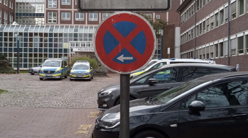 weiße Tafel mit schwarzem Rand. VZ 250 oben. Darunter ein schwarzer Strich auf ganzer Breite. Darunter der Text "Nur für Dienstfahrzeuge der POLIZEI. Darunter ein Schild für ein absolutes Haltverbot