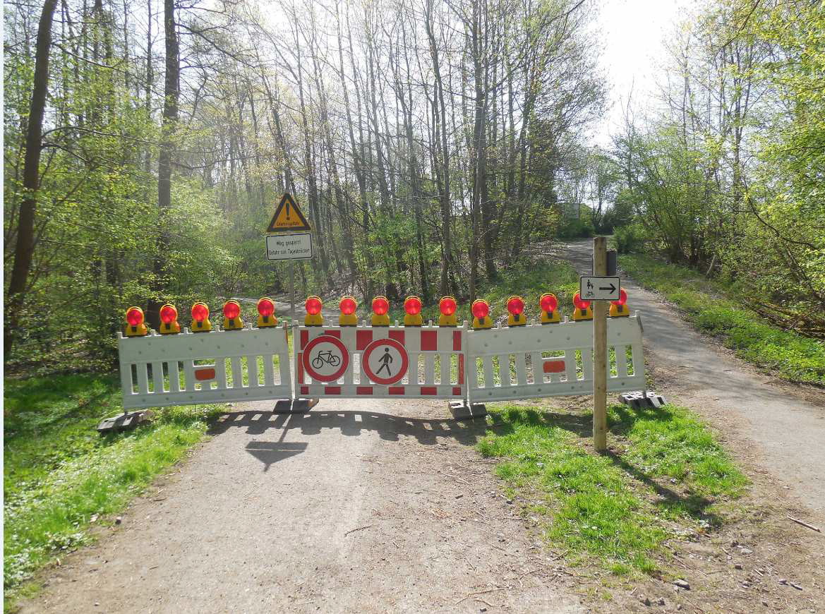 Sperrung des Weges mit verdrehten Absperrschranken
