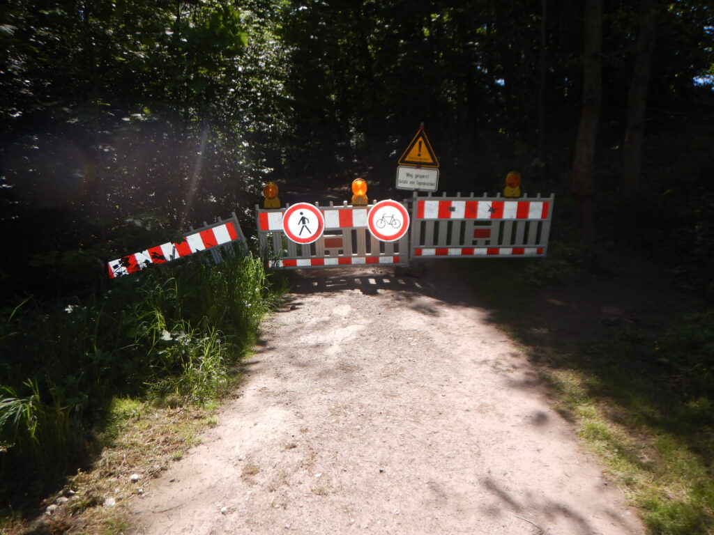 Der Weg ist mit Absperrschranken gesperrt.