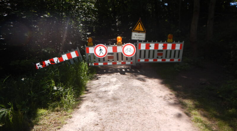 Der Weg ist mit Absperrschranken gesperrt.