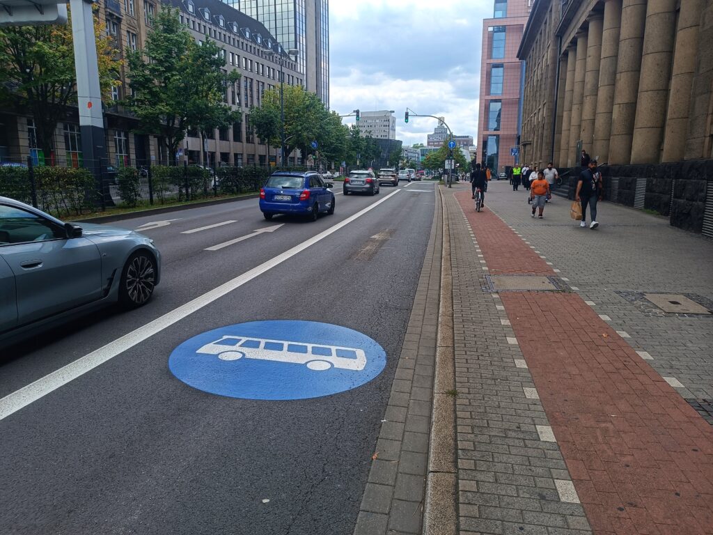 Links sieht man die neue Busspur mit einem Piktogramm, rechts Rad- und Gehweg. Auf der Busspur fährt keiner.
