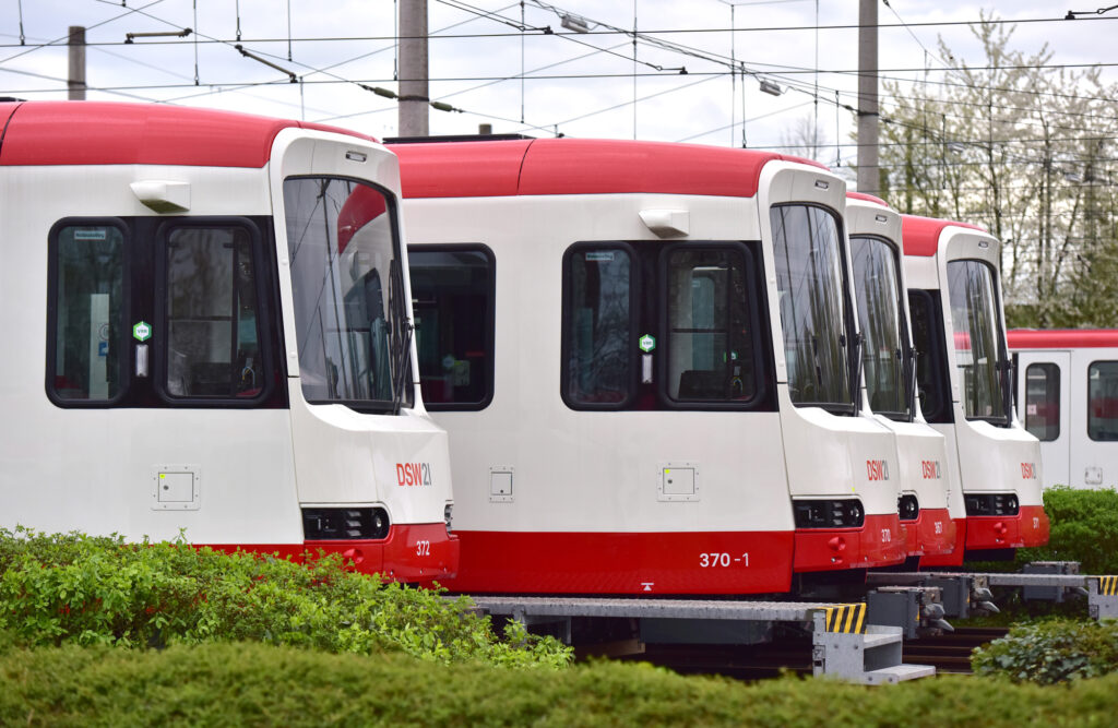 Mehrere Stadtbahnwagen stehen nebeneinander. Man sieht jeweils den Kopf der Fahrzeuge.
