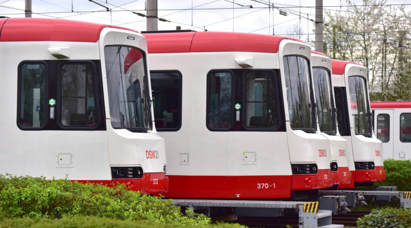 Mehrere Stadtbahnwagen stehen nebeneinander. Man sieht jeweils den Kopf der Fahrzeuge.