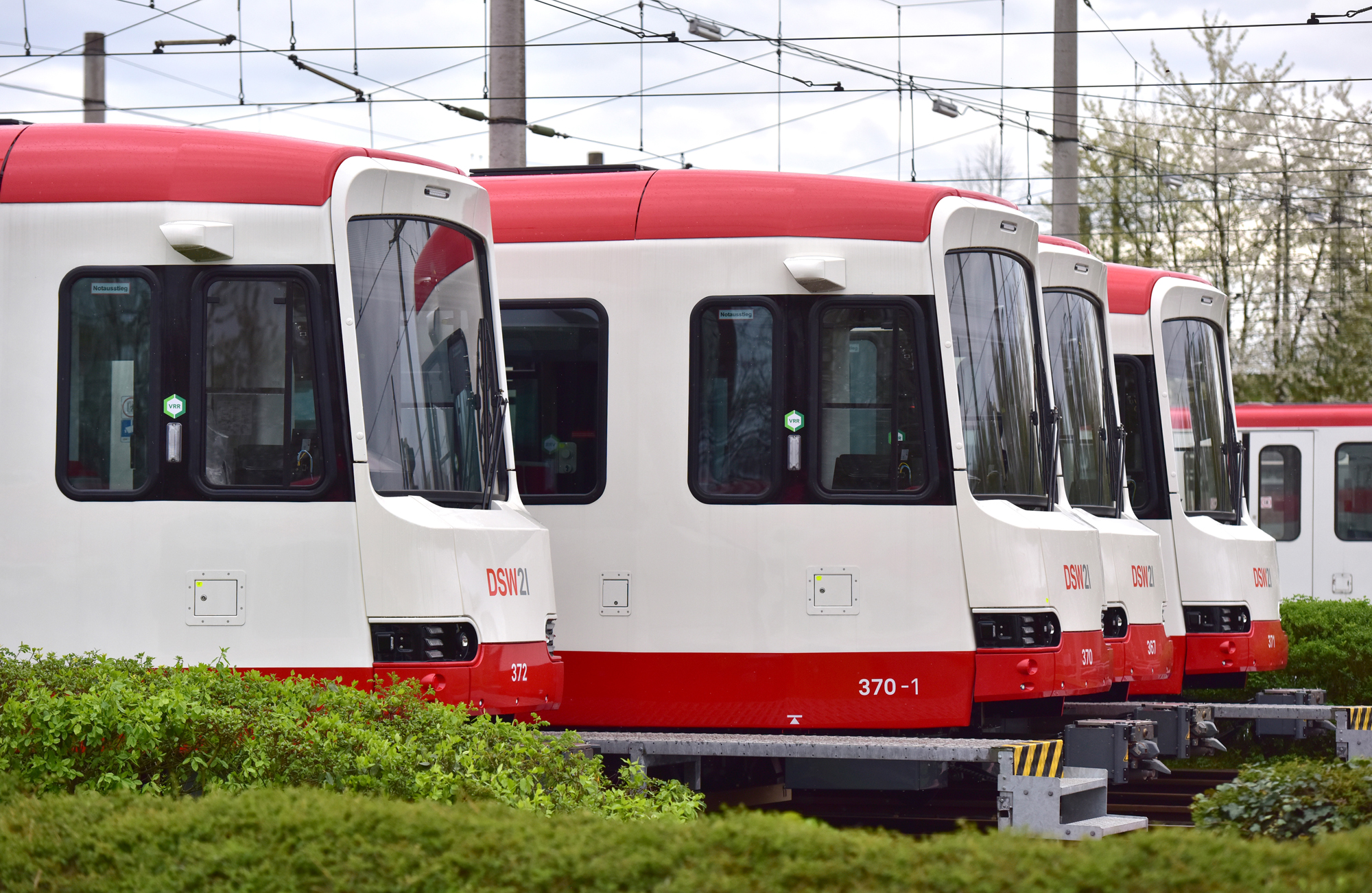Mehrere Stadtbahnwagen stehen nebeneinander. Man sieht jeweils den Kopf der Fahrzeuge.